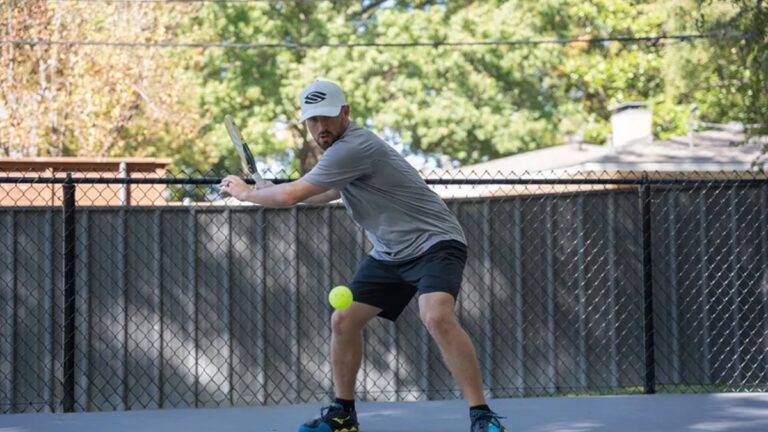 cách xử lý khi bị dồn bóng ở cuối sân pickleball
