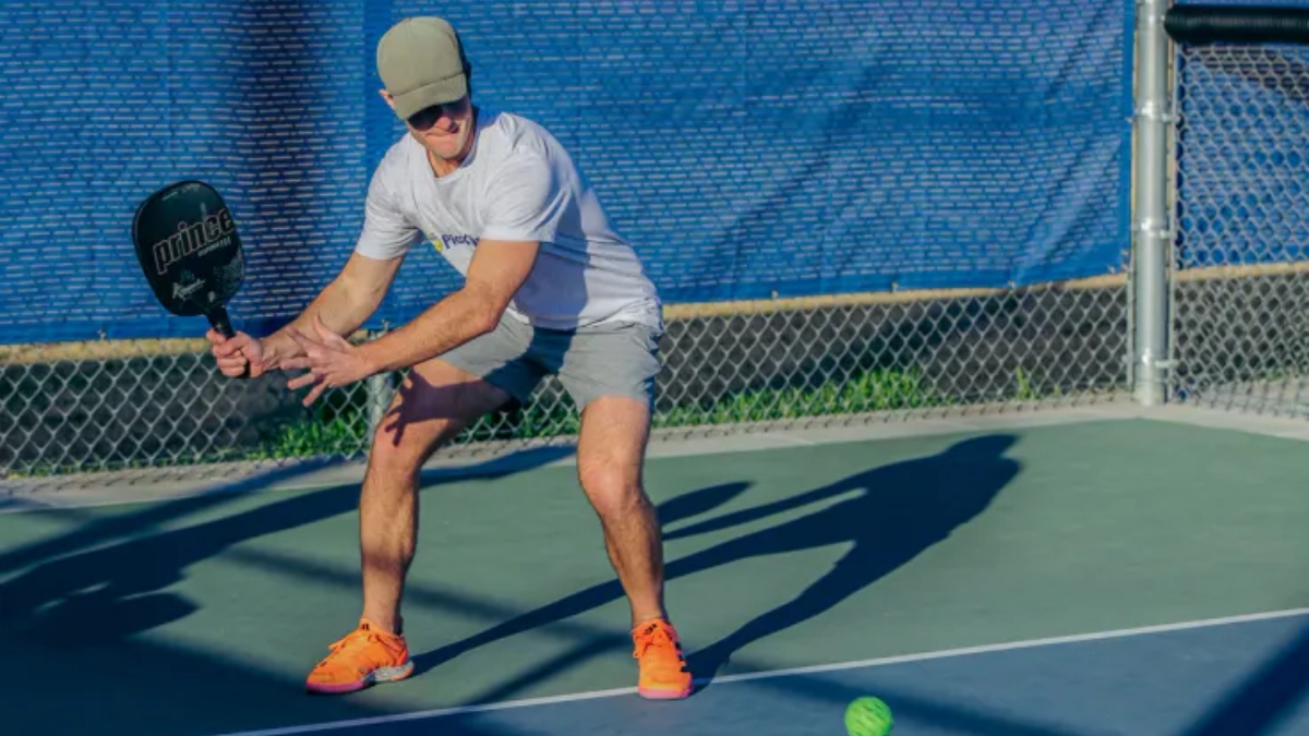 cách xử lý khi bị dồn bóng ở cuối sân pickleball