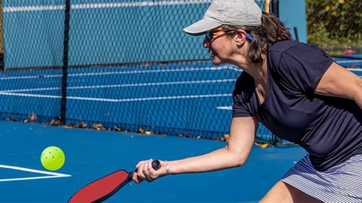 cách xử lý khi bị dồn bóng ở cuối sân pickleball