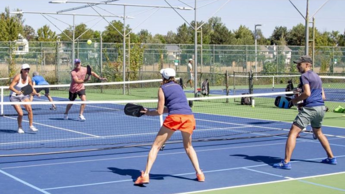 cách xử lý khi bị dồn bóng ở cuối sân pickleball