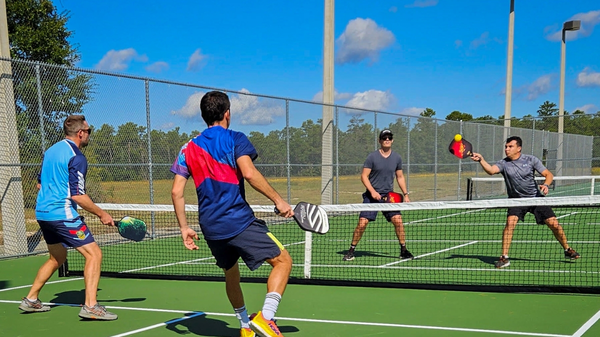 cách xử lý khi bị dồn bóng ở cuối sân pickleball