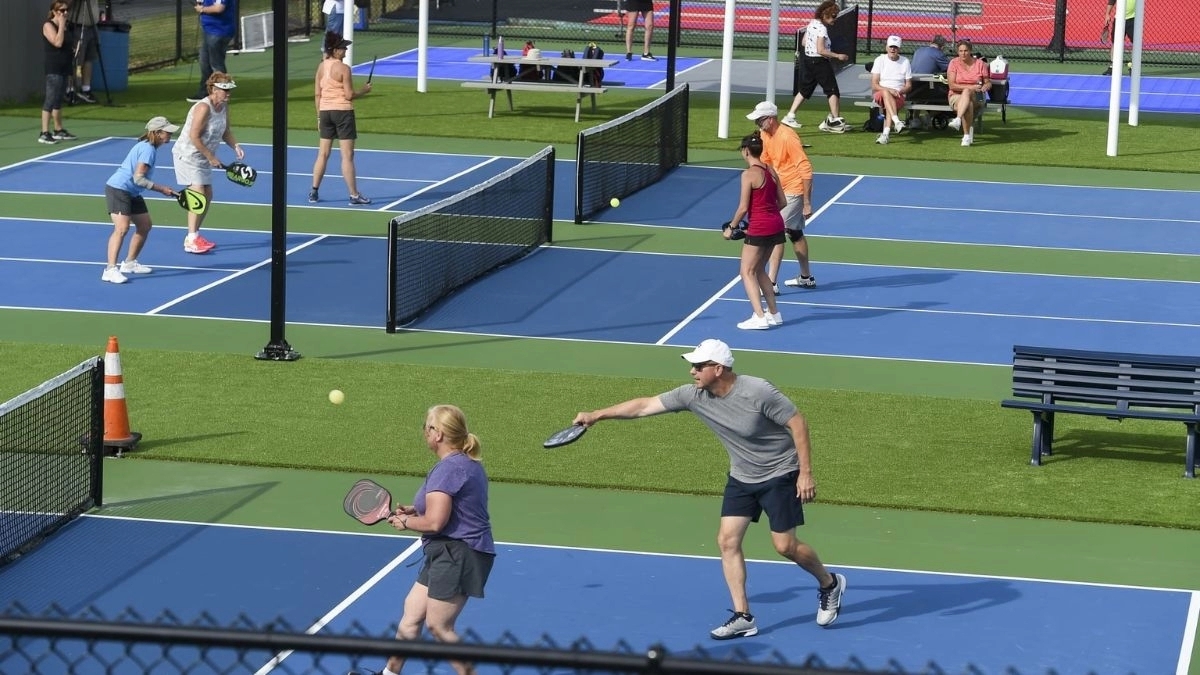 cách xử lý khi bị dồn bóng ở cuối sân pickleball