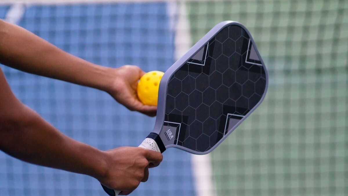 chơi pickleball chọn vợt nặng hay nhẹ?