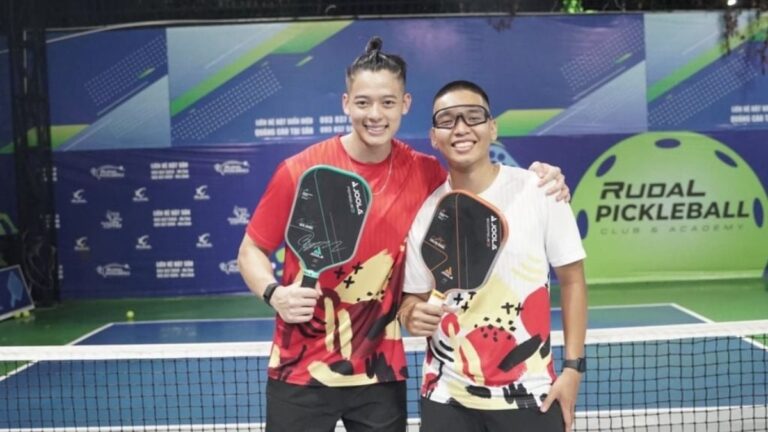 chơi pickleball chọn vợt nặng hay nhẹ?