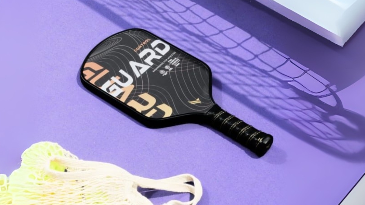 chơi pickleball chọn vợt nặng hay nhẹ?