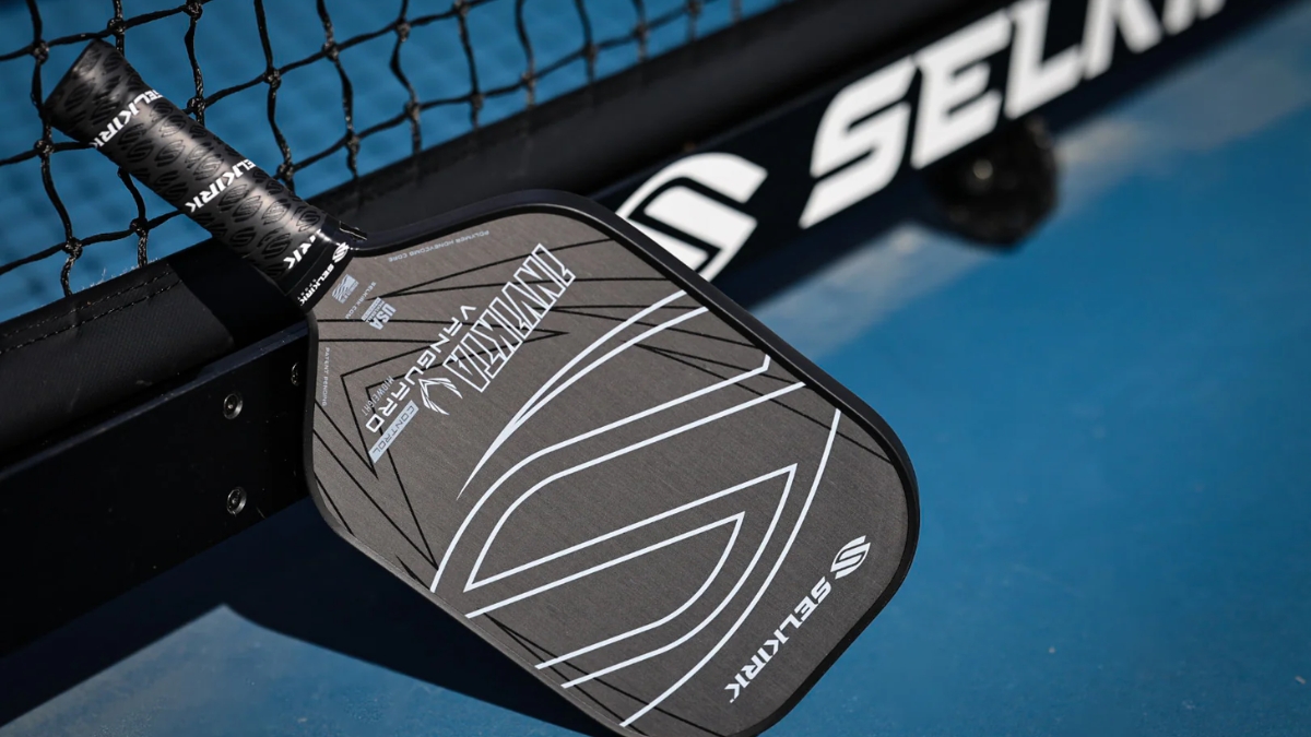 chơi pickleball chọn vợt nặng hay nhẹ?