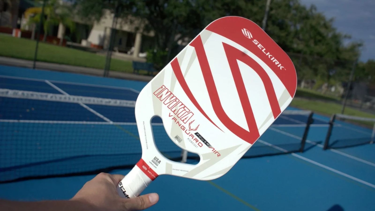 chơi pickleball chọn vợt nặng hay nhẹ?