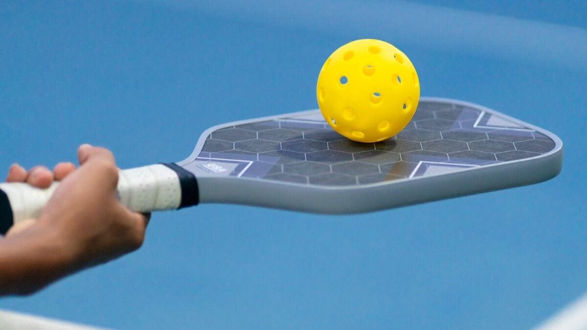 chơi pickleball chọn vợt nặng hay nhẹ?