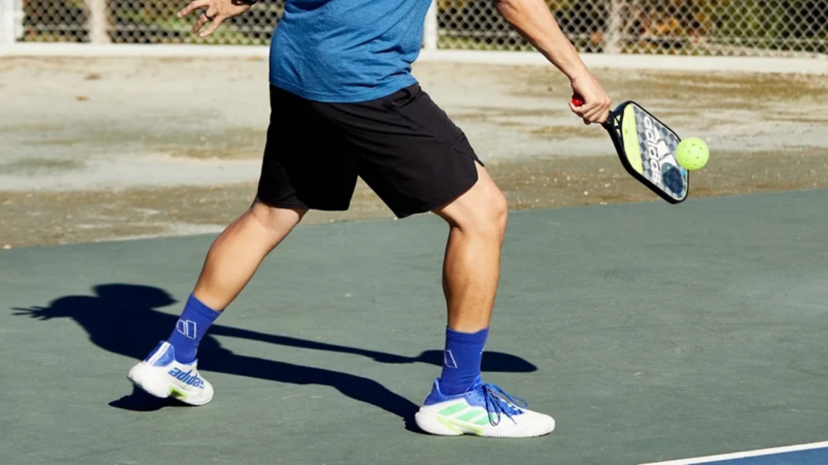 giày bóng rổ chơi pickleball được không?