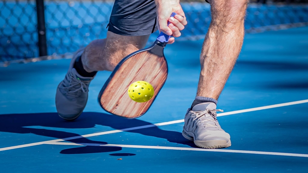 giày bóng rổ chơi pickleball được không?