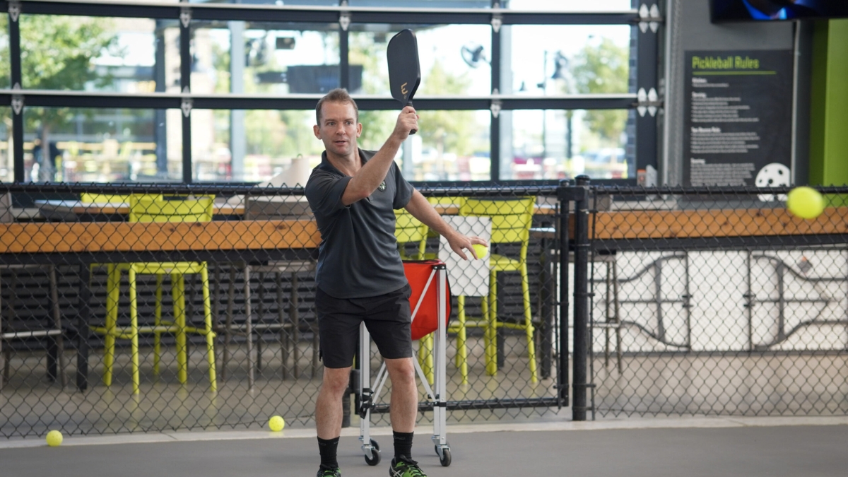 khắc phục lỗi đánh bóng ra ngoài trong pickleball