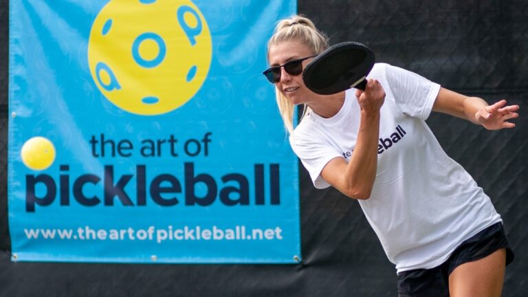kỹ thuật bóng xoáy trong pickleball đánh lừa đối thủ trong 3 bước