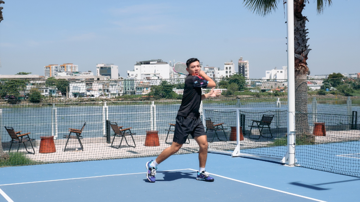 kỹ thuật bóng xoáy trong pickleball đánh lừa đối thủ trong 3 bước