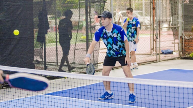 đánh bại đối thủ với mẹo chơi pickleball giúp nâng trình