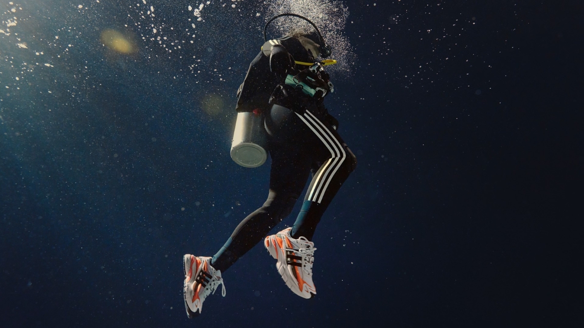 pharrell x adidas: đội quân adistar jellyfish “bung lụa” đầy màu sắc