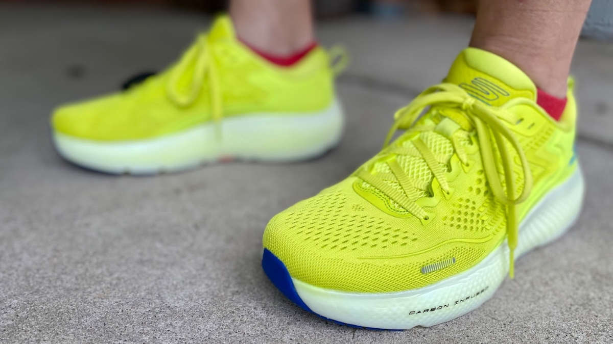 skechers go run max road 6: giày chạy với lớp đệm đỉnh cao