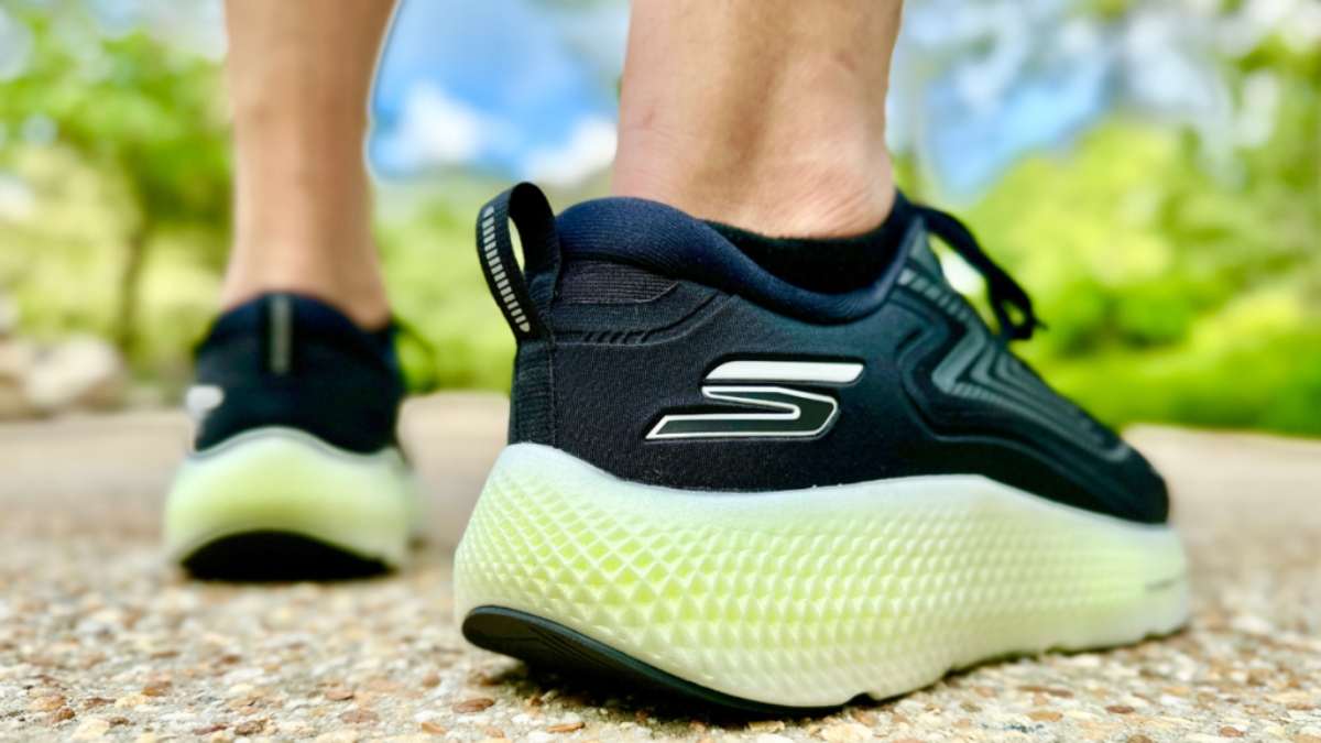 skechers go run max road 6: giày chạy với lớp đệm đỉnh cao