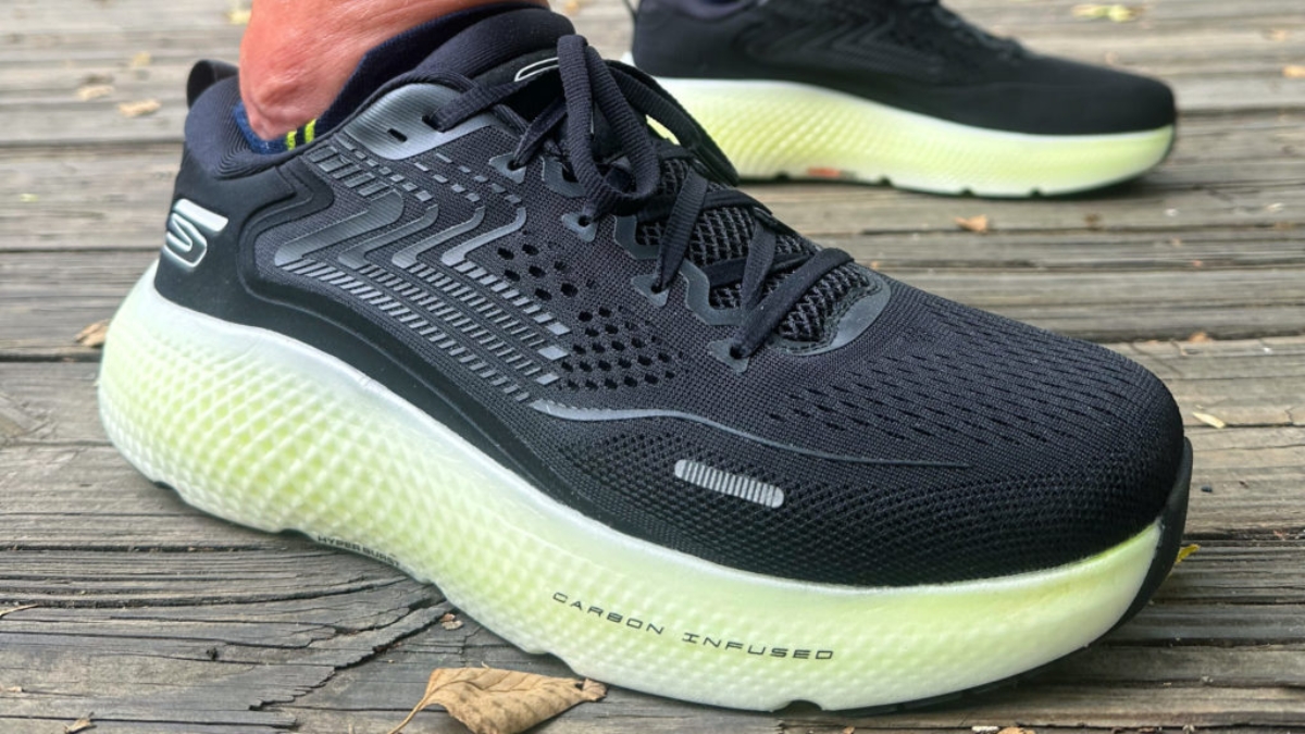 skechers go run max road 6: giày chạy với lớp đệm đỉnh cao