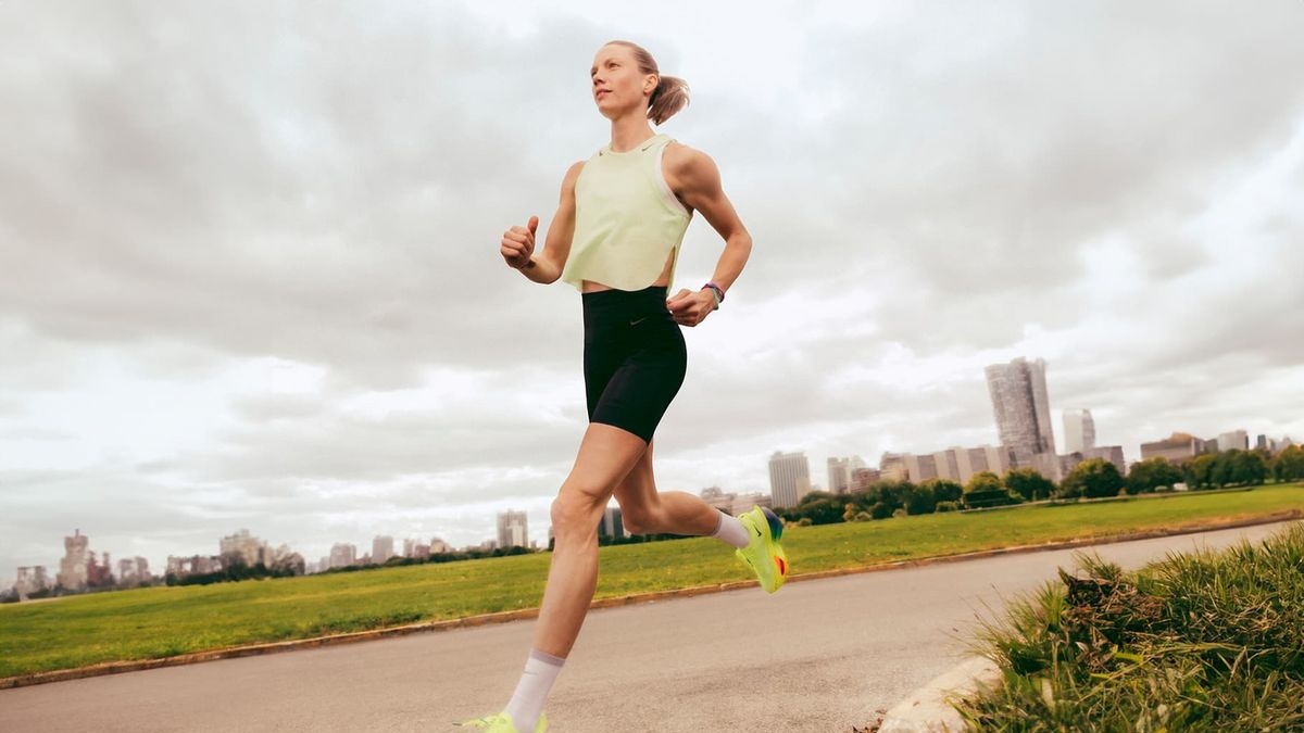 nữ chạy bộ nên mặc đồ gì? hướng dẫn chọn trang phục phù hợp