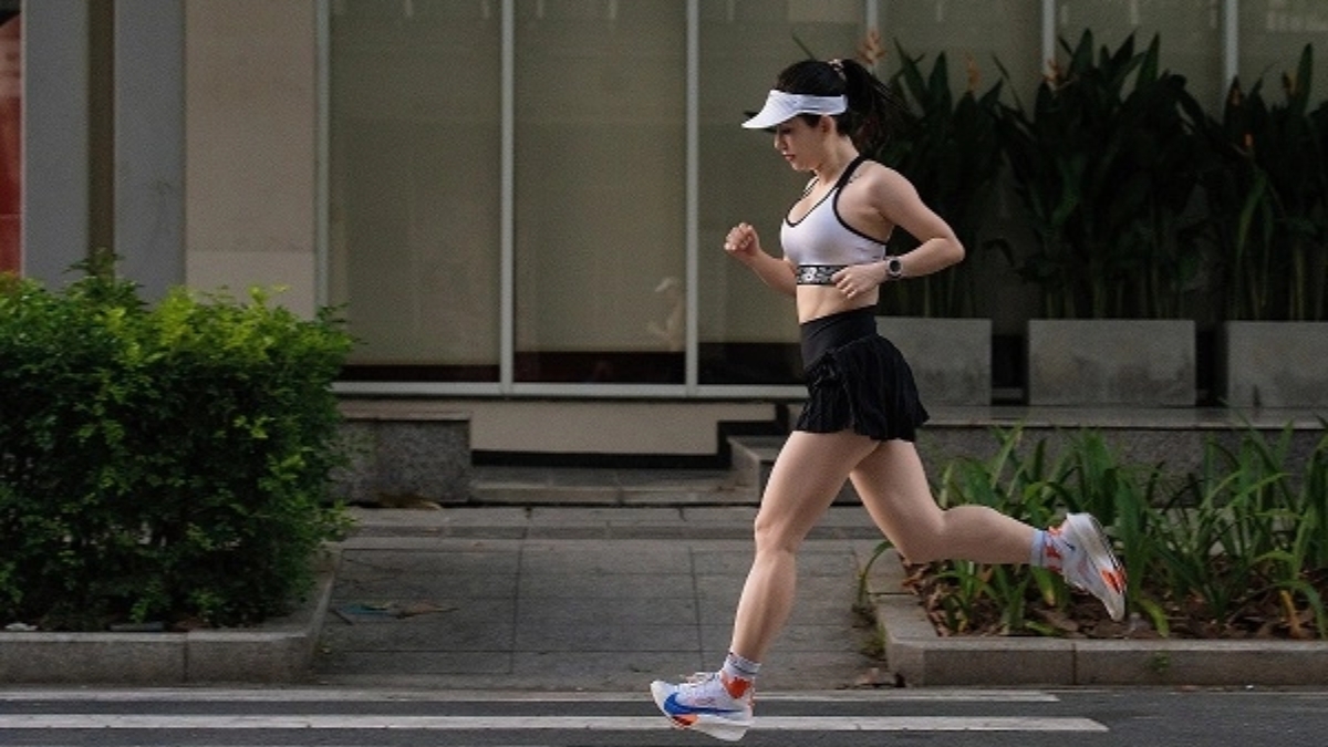 nữ chạy bộ nên mặc đồ gì? hướng dẫn chọn trang phục phù hợp