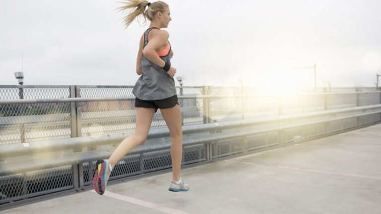 nữ chạy bộ nên mặc đồ gì? hướng dẫn chọn trang phục phù hợp