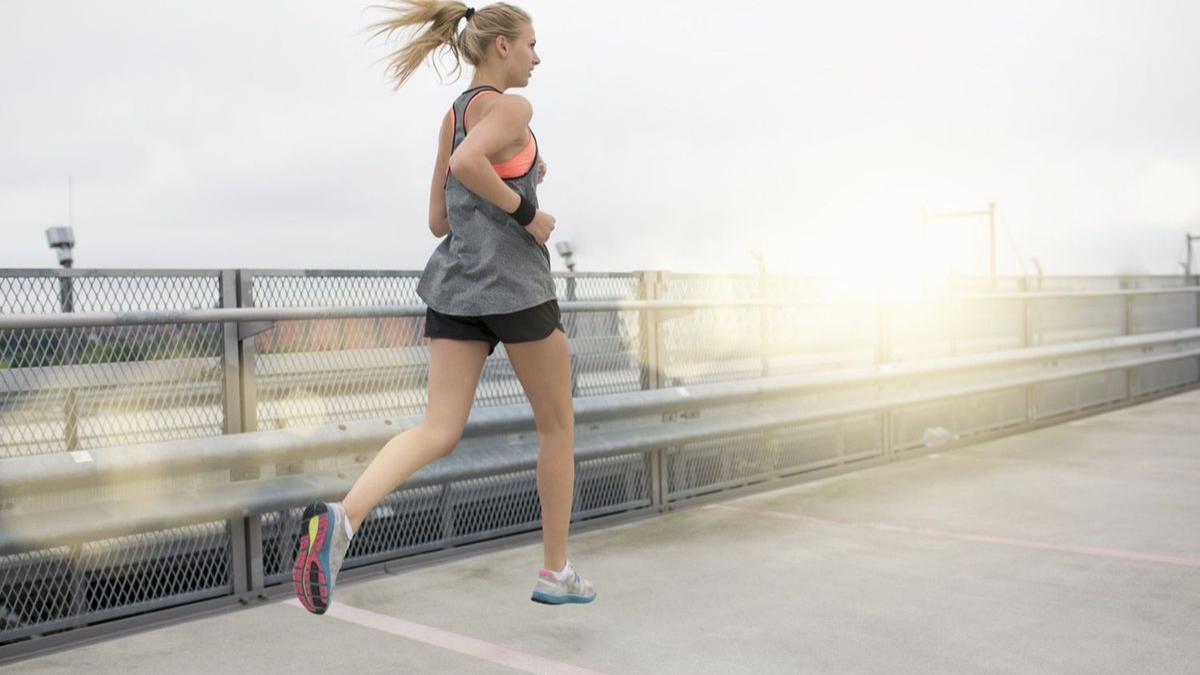 nữ chạy bộ nên mặc đồ gì? hướng dẫn chọn trang phục phù hợp