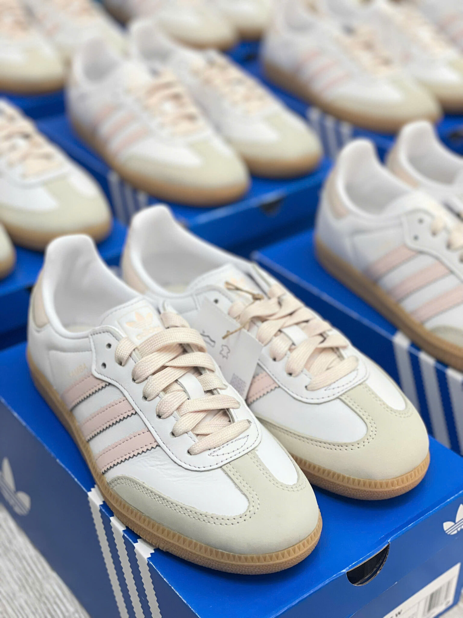 z7166910897658_58e94a9fb00f115aab41aabfee13f8ce giày adidas samba og ‘cloud white’ js1351