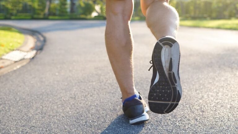 Người bị giãn tĩnh mạch có nên chạy bộ không?