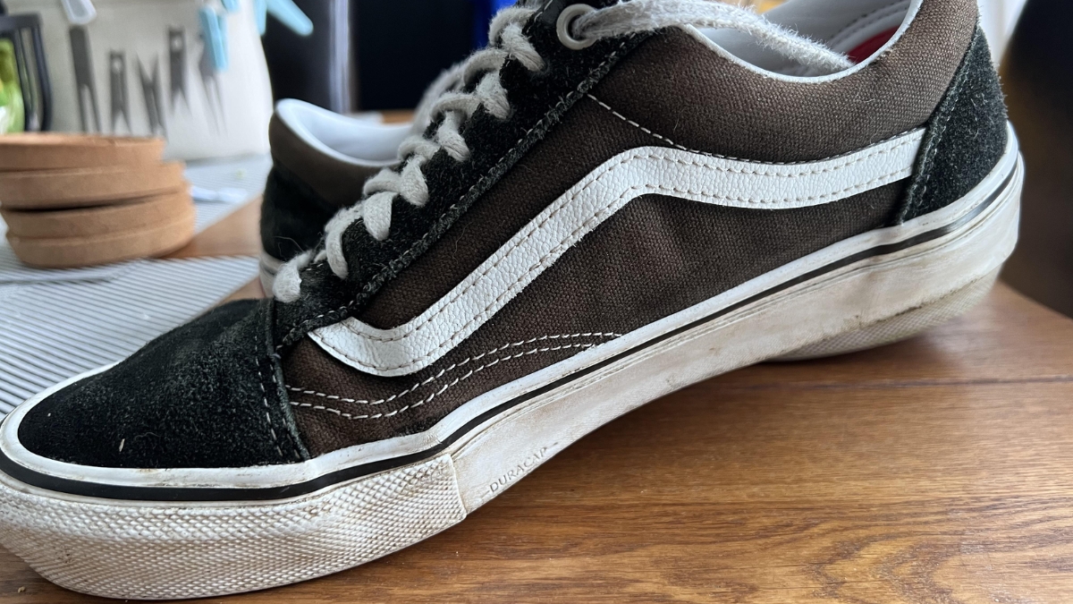 cách khắc phục giày da lộn bị bạc màu đơn giản, hiệu quả tại nhà cách khắc phục giày da lộn bị bạc màu đơn giản, hiệu quả tại nhà