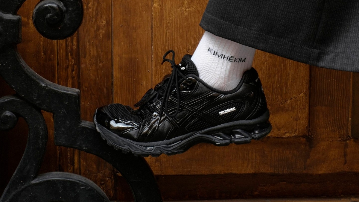 kimhēkim x asics gel-nimbus 10.1: bộ sưu tập đơn sắc kimhēkim x asics gel-nimbus 10.1: bộ sưu tập đơn sắc