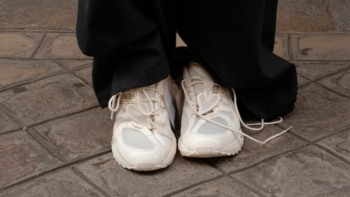 kimhēkim x asics gel-nimbus 10.1: bộ sưu tập đơn sắc kimhēkim x asics gel-nimbus 10.1: bộ sưu tập đơn sắc