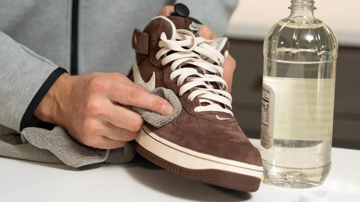 cách khắc phục giày da lộn bị bạc màu đơn giản, hiệu quả tại nhà cách khắc phục giày da lộn bị bạc màu đơn giản, hiệu quả tại nhà