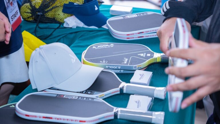 có nên mua vợt pickleball rep 1:1 không?