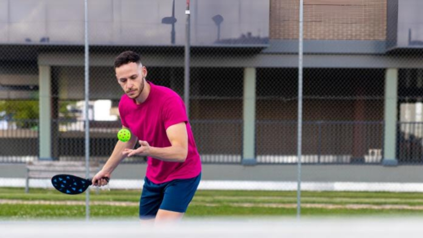 3 lỗi chạm bóng trong pickleball: sai 1 ly, đi 1 dặm