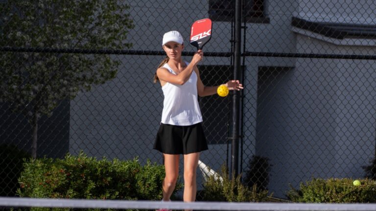 3 lỗi chạm bóng trong pickleball: sai 1 ly, đi 1 dặm