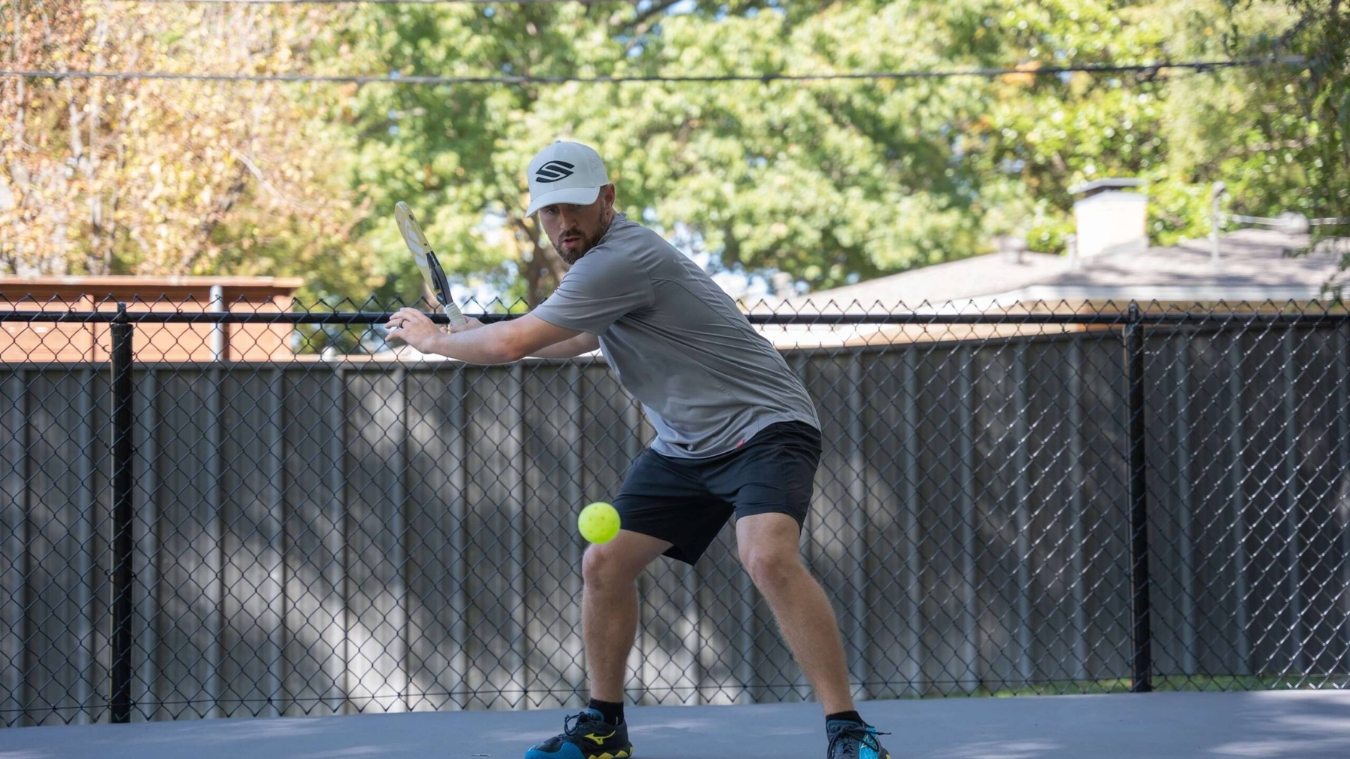 3 lỗi chạm bóng trong pickleball: sai 1 ly, đi 1 dặm