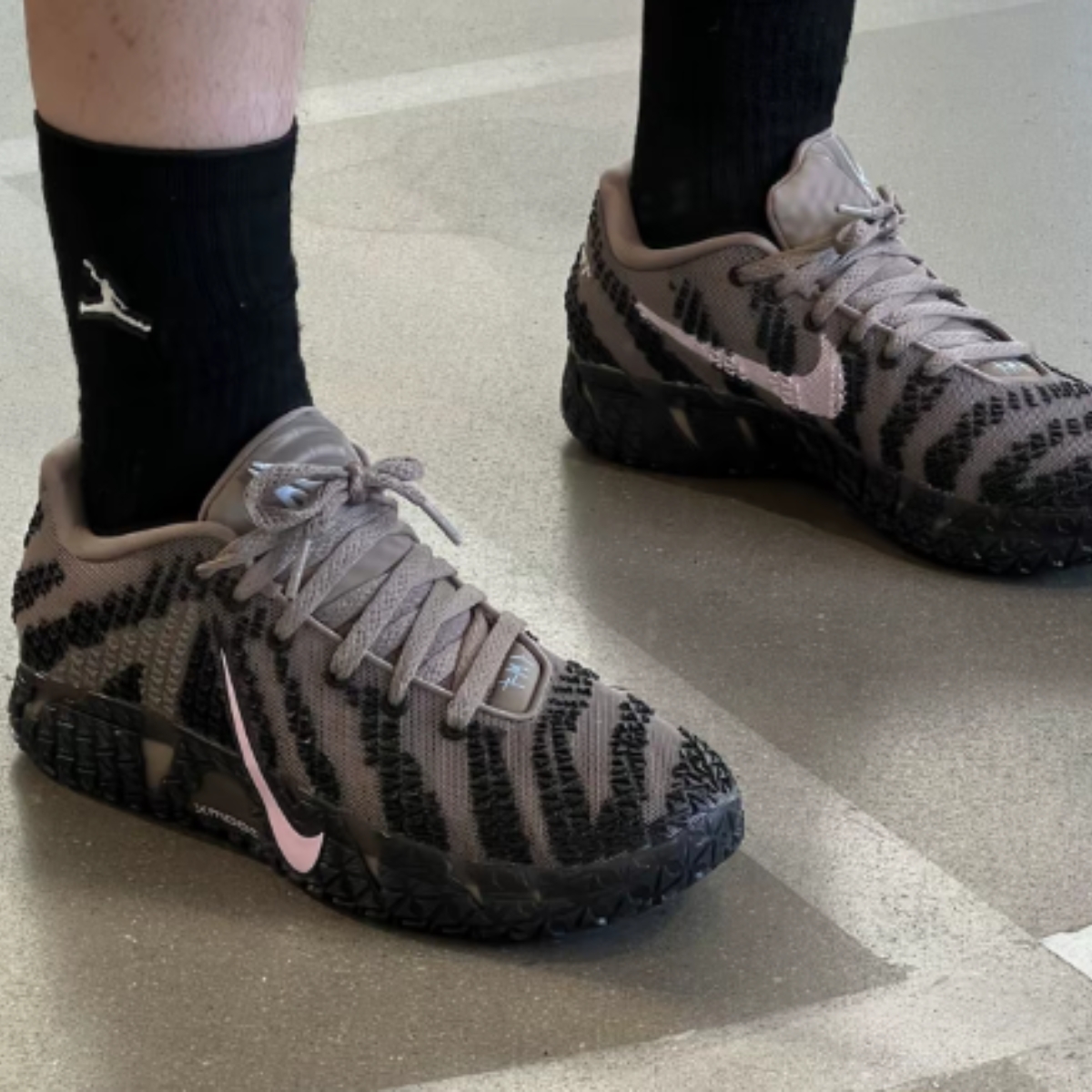 2 giày nike ja 3 ‘showstopper’ hf2794-200