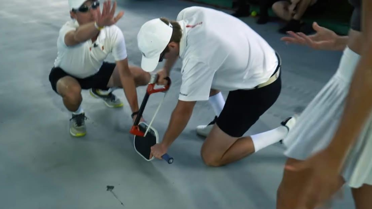 cú sốc lịch sử: bị cưa đôi vợt giữa trận vì nghi ngờ gian lận