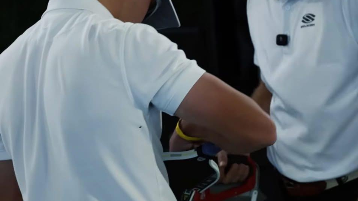 cú sốc lịch sử: bị cưa đôi vợt giữa trận vì nghi ngờ gian lận