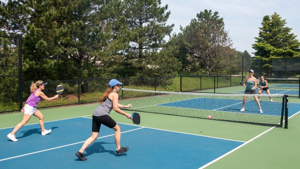 mặt sân pickleball có giống sân tennis không?