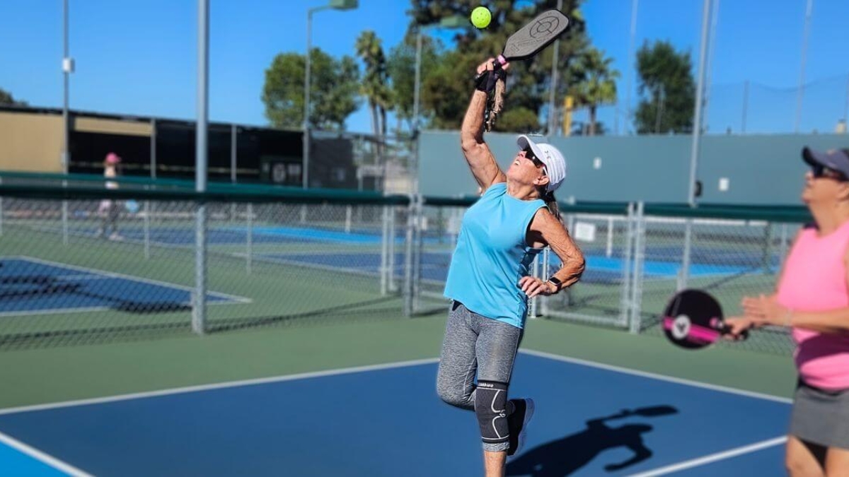 mặt sân pickleball có giống sân tennis không?