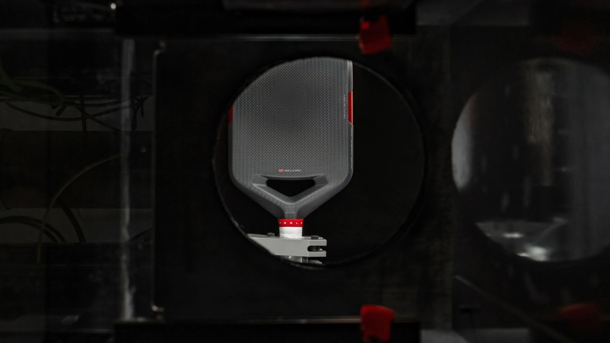 selkirk hợp tác với tesla ra mắt vợt pickleball "không viền'
