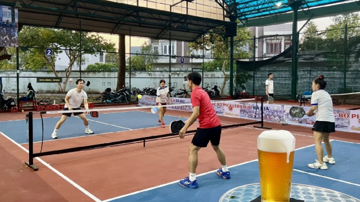 dân văn phòng chơi pickleball để giảm cân & áp lực "nhậu sau trận"