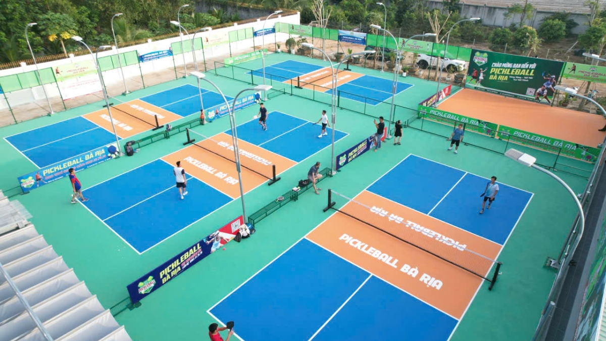 dân văn phòng chơi pickleball để giảm cân & áp lực "nhậu sau trận"