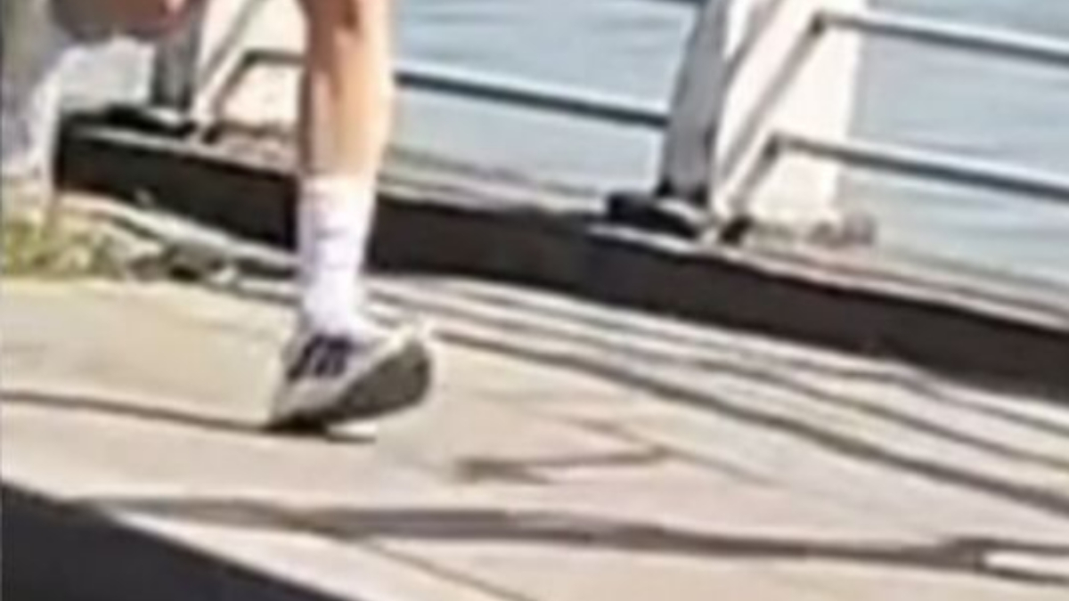 giày chạy kim seon ho chạy ở hồ tây trong video gây xôn xao giày chạy kim seon ho chạy ở hồ tây trong video gây xôn xao