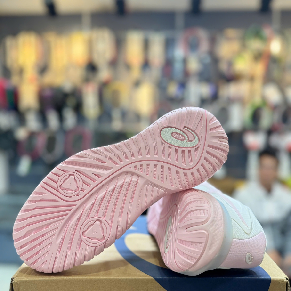8 giày asics gel-resolution x ‘white/pink salt’ 1042a310-100