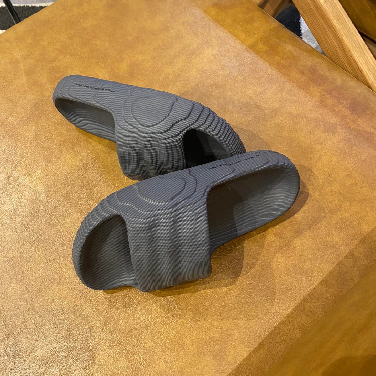 dép adidas adilette 22 ‘grey five’ hp6522 (2) dép adidas adilette 22 ‘grey five’ hp6522