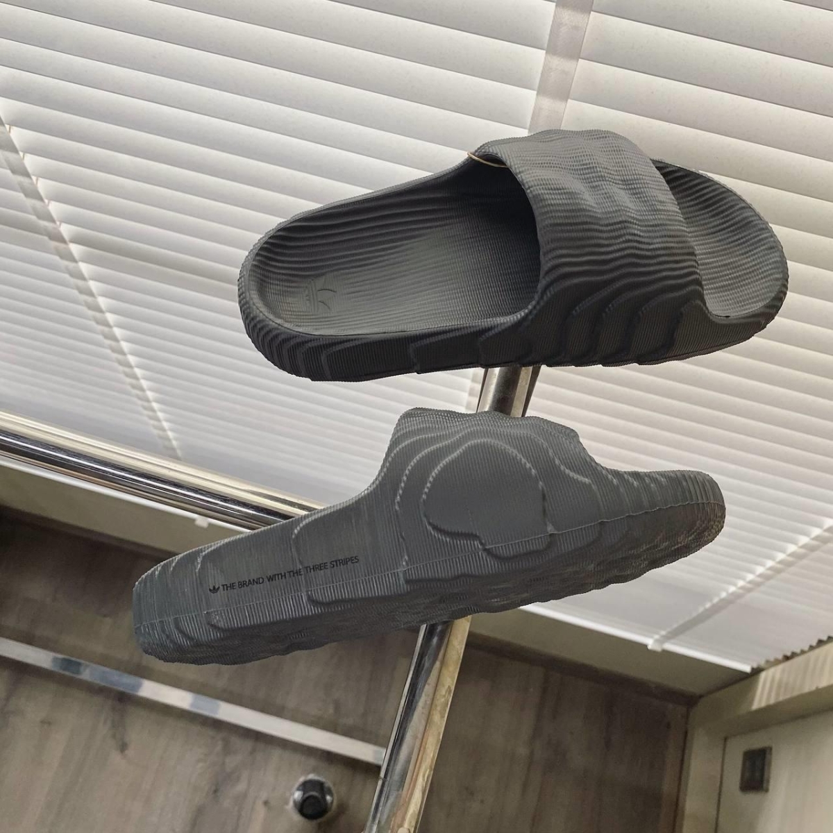 dép adidas adilette 22 ‘grey five’ hp6522 (3) dép adidas adilette 22 ‘grey five’ hp6522