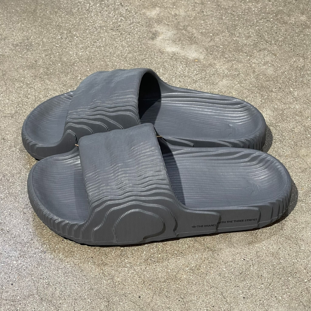 dép adidas adilette 22 ‘grey five’ hp6522 (4) dép adidas adilette 22 ‘grey five’ hp6522