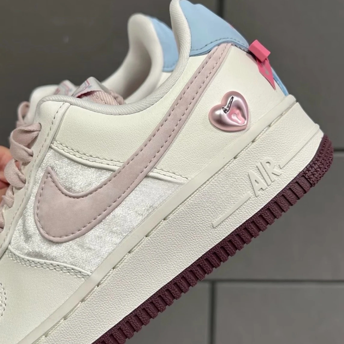 giày nike air force 1 low ‘valentine’s day’ iq4937-161 (2) giày nike air force 1 low ‘valentine’s day’ iq4937-161